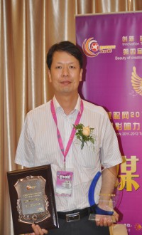 銷售總監周偉峰展示獎牌